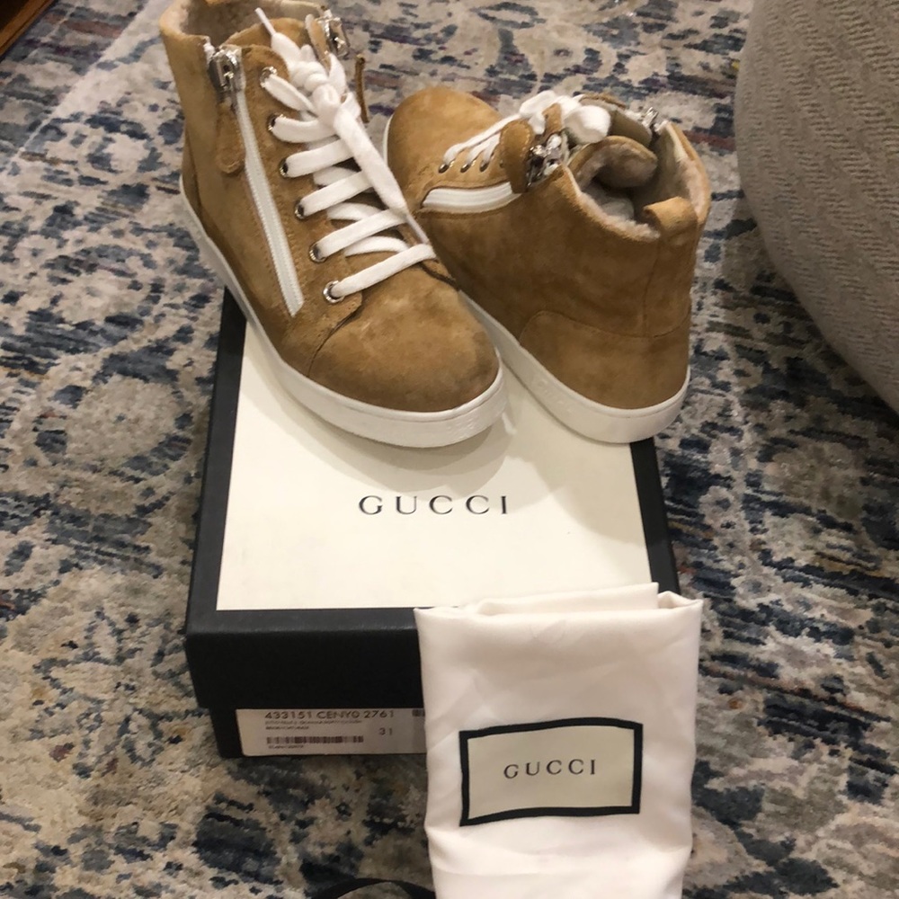 Gucci S.TTO Pelle S. Gimme softy cloud kids shoes in beige and natural color.